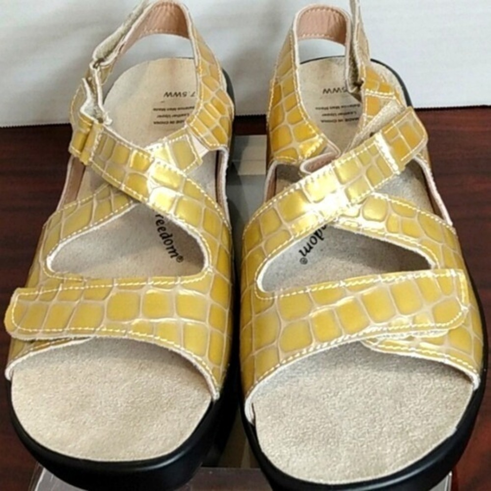 Barefoot Freedom Abby Yellow Croc Embossed Leather Wedge Sandals Women's 9 Wide